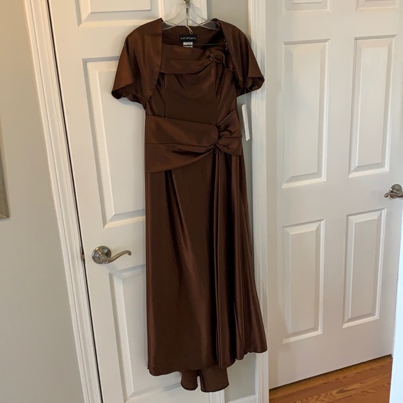 Gown - Picture 1 of 3